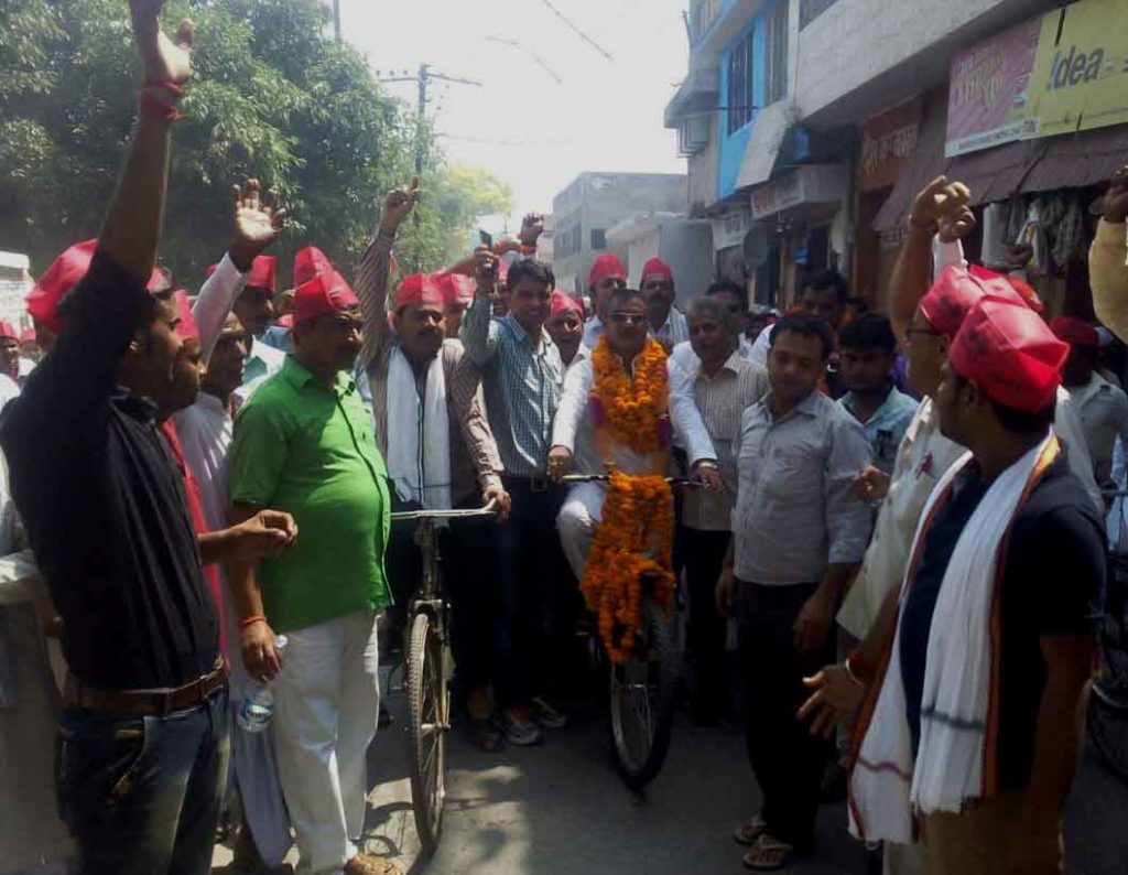 बबराला में विधायक रामखिलाड़ी सिंह यादव के नेतृत्व में रवाना होती साईकिल यात्रा।