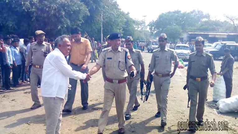 एडीएम (वित्त) और एसएसपी के साथ मौजूद पुलिस के जवान।