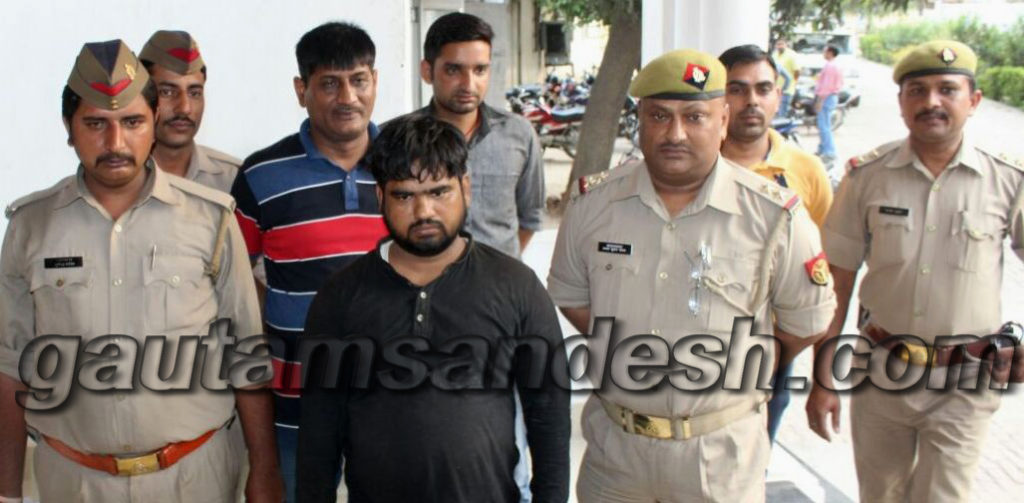 पुलिस की गिरफ्त में नकली नोटों का सौदागर मुकीम।