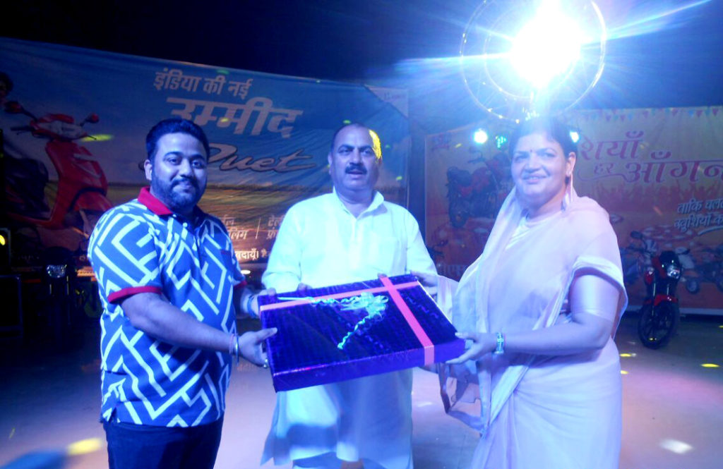 पूनम यादव और भारत सिंह का स्वागत करते अनुपम जिम्मी।