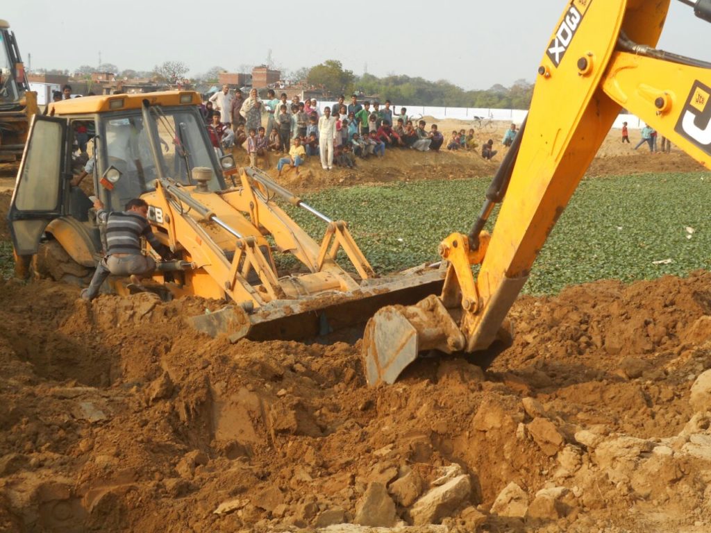चंदोखर तालाब में चल रही माफियाओं की जेसीबी।
