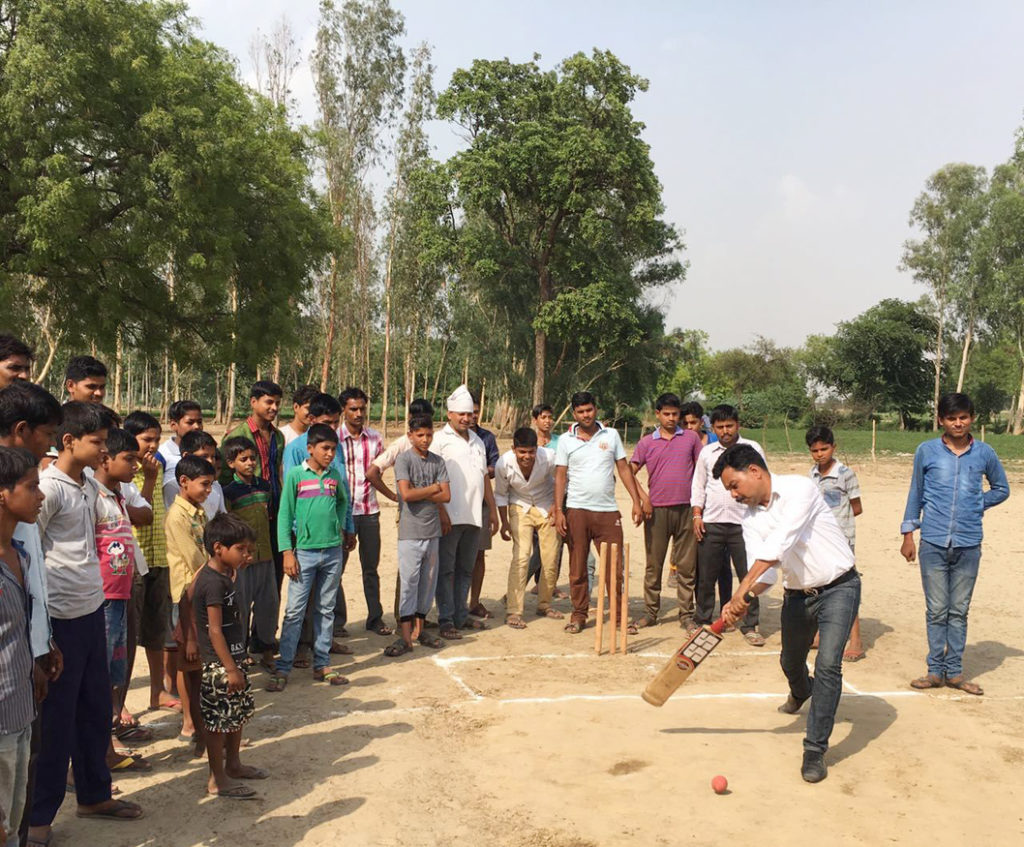 गेंद खेल क्रिकेट टूर्नामेंट का उद्घाटन करते राजीव कुमार गुप्ता।