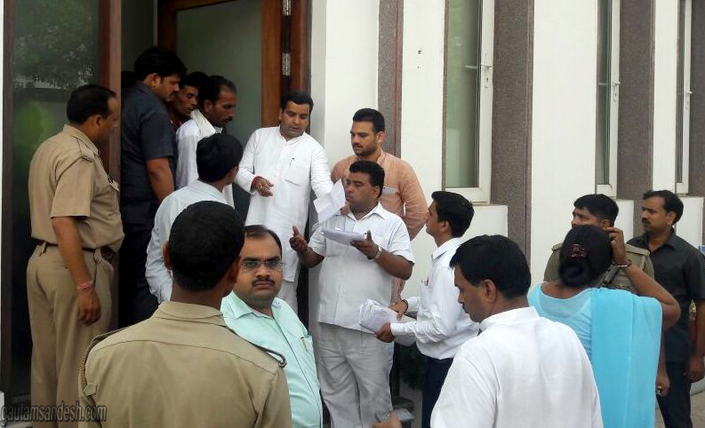 आवास पर समस्यायें सुनते सांसद धर्मेन्द्र यादव, साथ में मौजूद हैं युवा नेता ब्रजेश यादव।