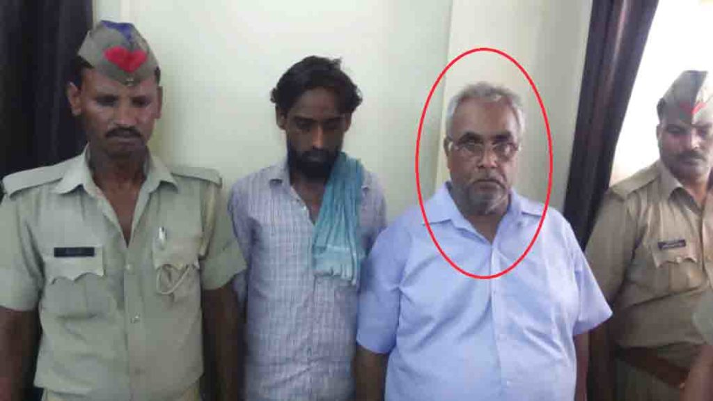 लाल घेरे में खड़ा ग्रीश चंद्र मिश्रा।