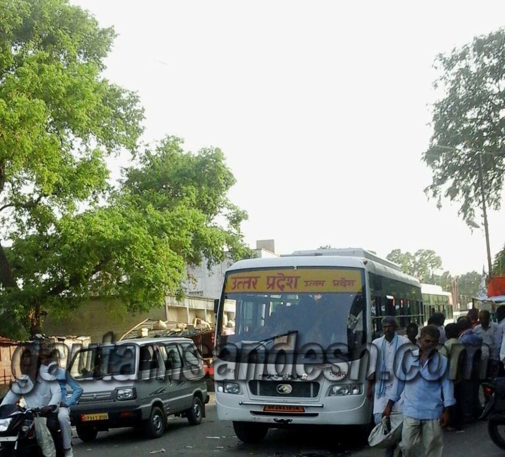 असली रोडवेज की तरह ही नजर आती नकली रोडवेज की बस।