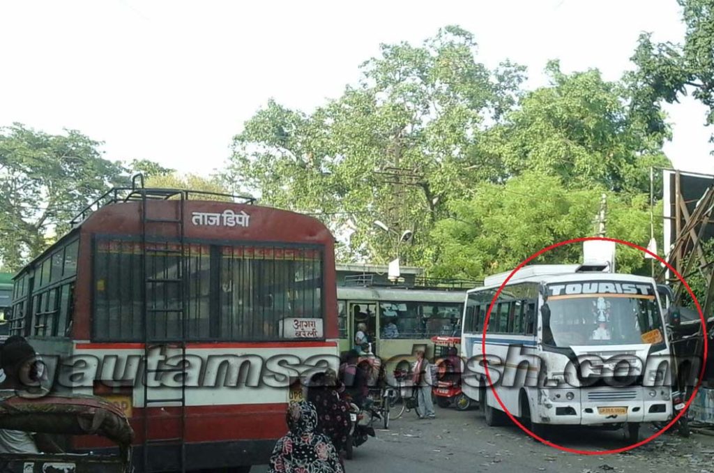 असली रोडवेज की बसों के बीच में खड़ी नकली रोडवेज की बस।