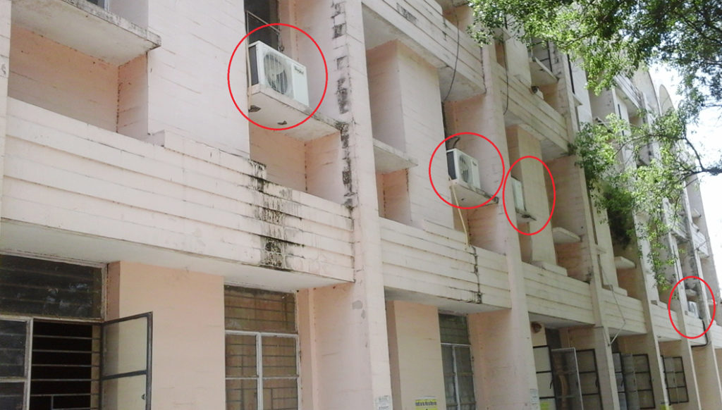 विकास भवन के सामने नजर आ रहे एसी, पीछे की दिशा में भी कई लगे हैं।