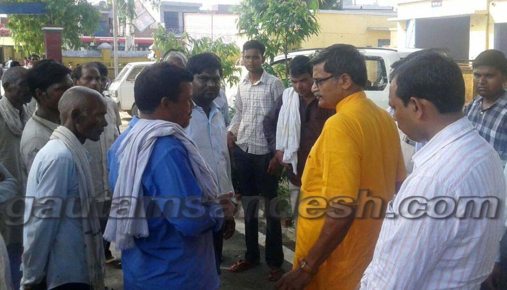 सूचना के बाद पहुंचे भाजपा जिलाध्यक्ष हरीश शाक्य व पूर्व विधायक महेश गुप्ता।