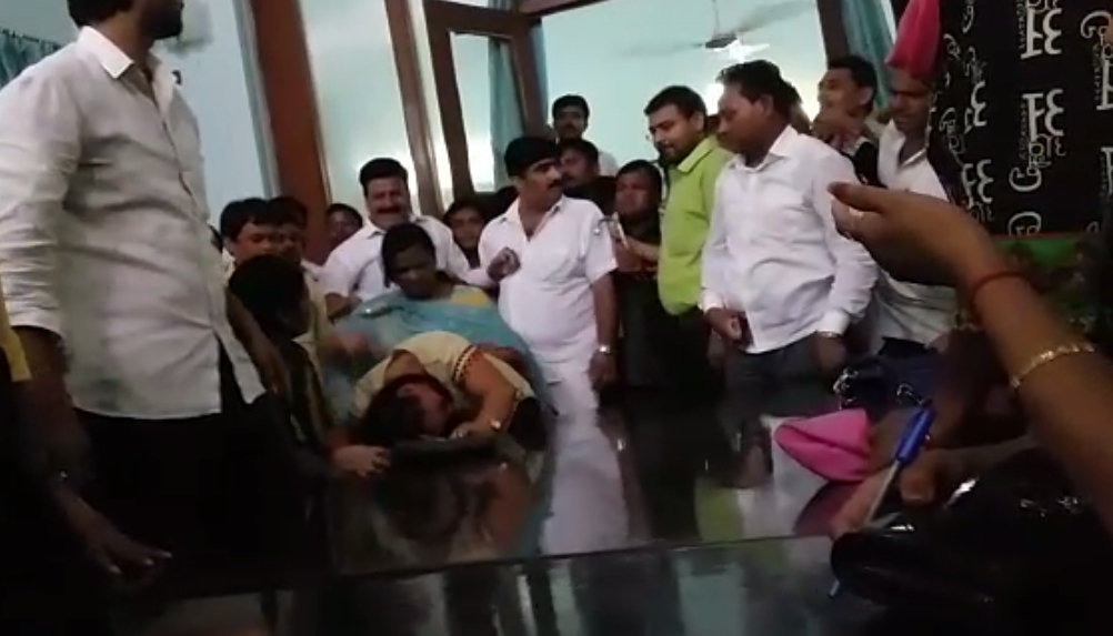 सुषमा यादव को पीटते सपाई।