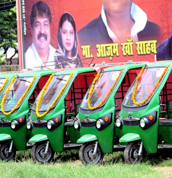 इस्लामियां इंटर कॉलेज के प्रांगण में 24 जुलाई को बांटे गये ई-रिक्शे।