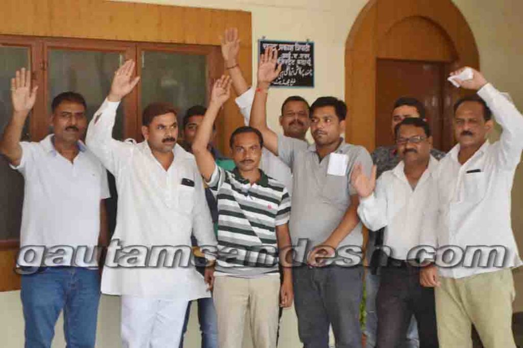 जिलाधिकारी से शिकायत करने पहुंचे सभासद।