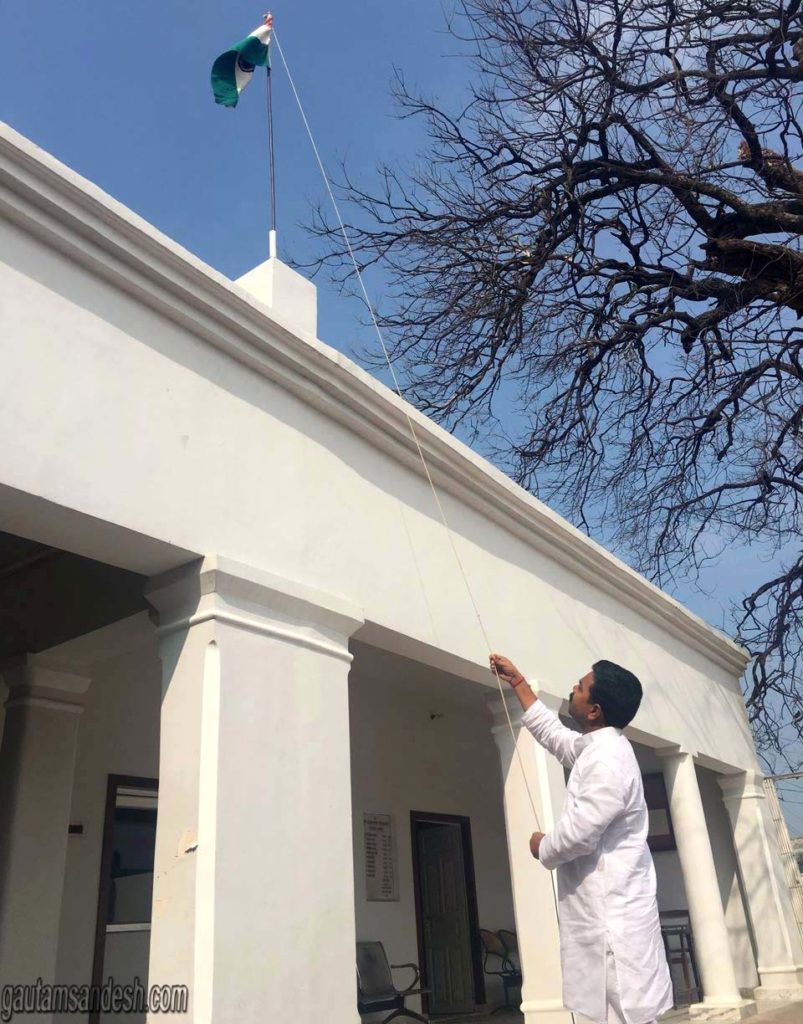 दातागंज स्थित नगर पालिका कार्यालय में ध्वजारोहण करते चेयरमैन राजीव कुमार गुप्ता।