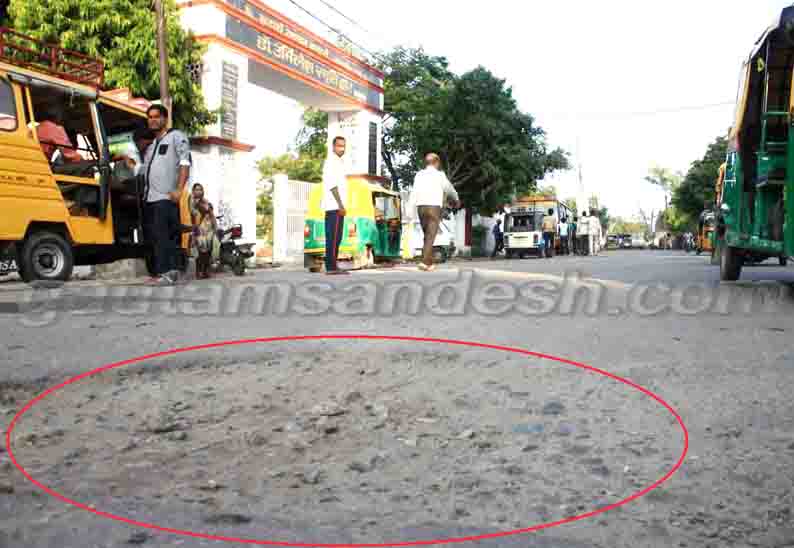 बदायूं क्लब के सामने सड़क में नजर आता गड्ढा।