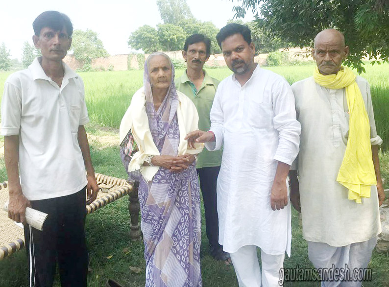 मेजर ध्यान चन्द्र की भतीजी चन्द्रकला के सानिध्य में राजीव कुमार गुप्ता।