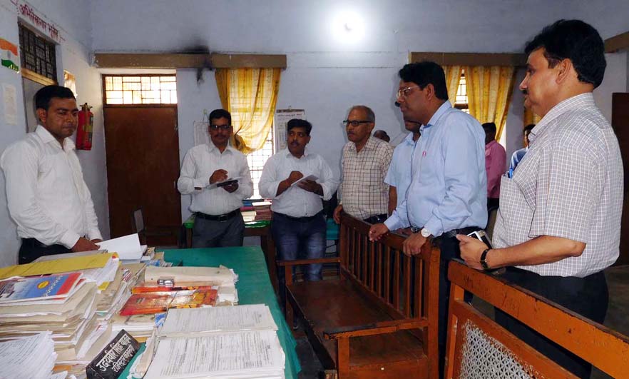 निरीक्षण के दौरान जानकारी लेते डीएम पवन कुमार।