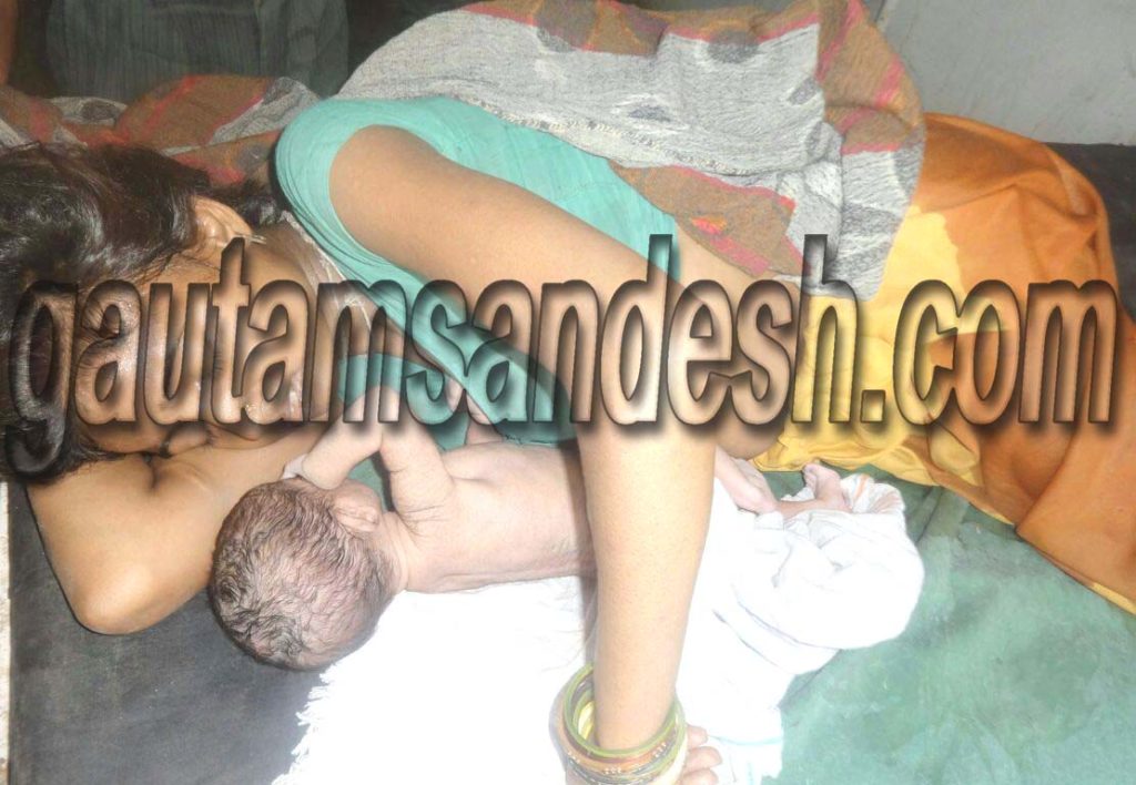 कस्बा अलापुर स्थित अस्पताल में जमीन पर पड़े जच्चा-बच्चा।