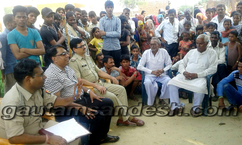 ग्रामीणों से बात करते हुए एसडीएम, सीओ और कोतवाल।