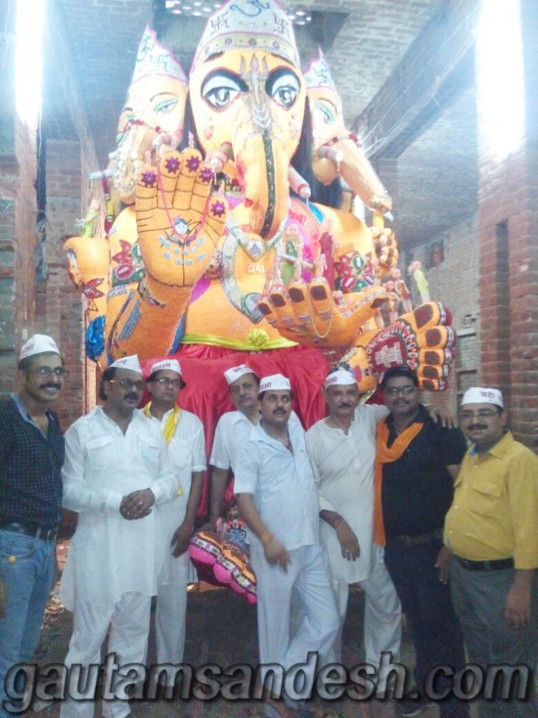 आकर्षक झांकी के साथ हिंदू जागरण मंच की टीम।