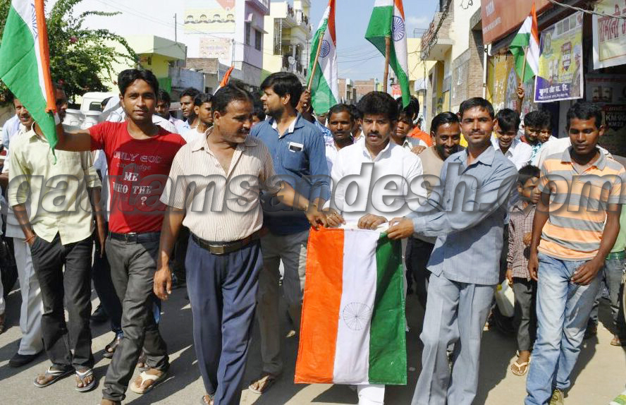 तिरंगे से बनाये गये बोरे में भीख मांगते जितेन्द्र यादव।