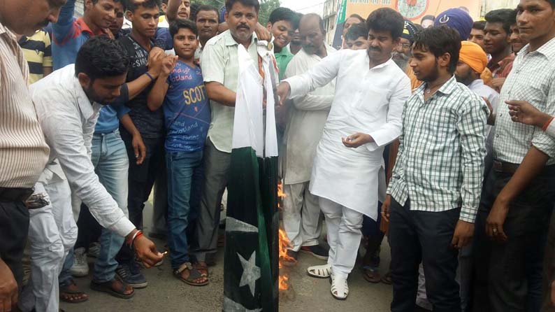 पाकिस्तान का झंडा जलाते जितेन्द्र यादव।