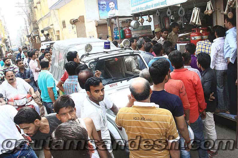 मोहल्ल्ला खांडसारी में एक दुकान पर छापे के समय लगी भीड़।