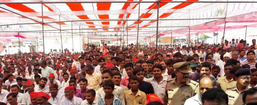 सम्मेलन में उपस्थित विशाल जनसमूह।