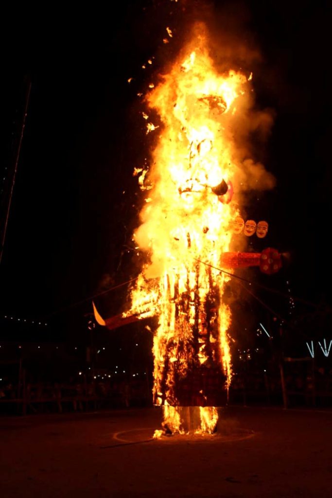 धू-धूकर जलता रावण का पुतला।