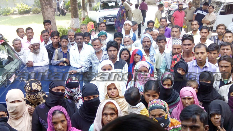 पुलिस मुख्यालय पर जमा लोग।