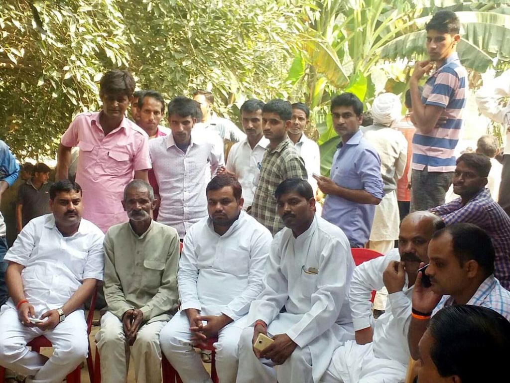 शहीद सुधीश कुमार के पिता ब्रह्मपाल को सांत्वना देते नेतागण। 