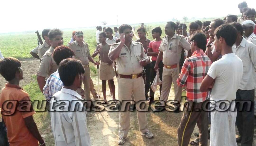 पुलिस अफसरों को घटना की जानकारी देता दारोगा।