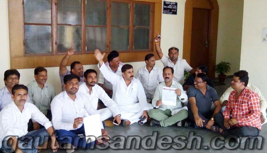 डीएम कार्यालय के सामने बैठे आक्रोशित सभासद।