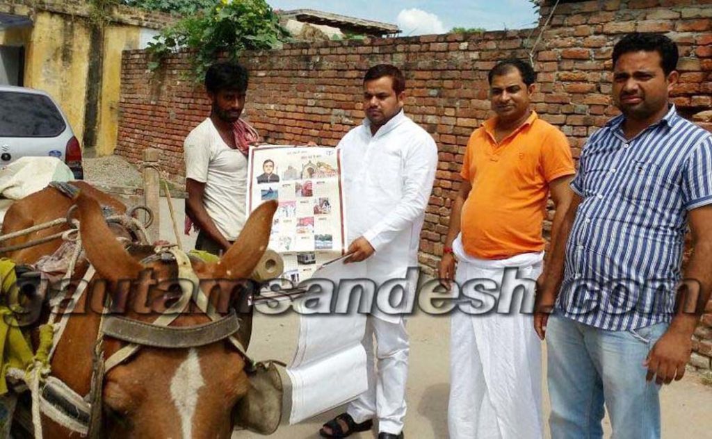 तांगा चालक को सपा सरकार की उपलब्धियां बताते अमित यादव।