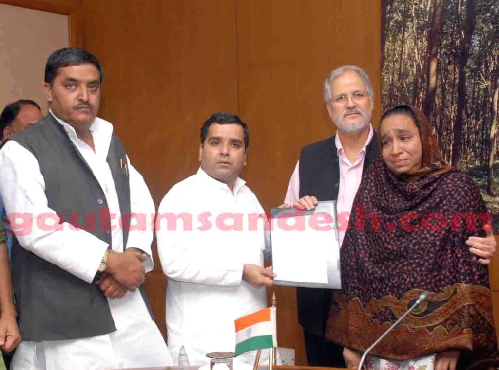 उपराज्यपाल नजीब जंग को लापता छात्र नजीब की बरामदगी कराने के लिए पत्र देते सांसद धर्मेन्द्र यादव, उनके साथ पीड़ित की माँ भी मौजूद हैं।